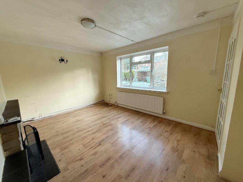 Lot: 171 - THREE-BEDROOM END-TERRACE HOUSE FOR IMPROVEMENT - Living room